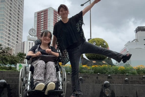 屋外で過ごすAVANT LIFEのメンバー