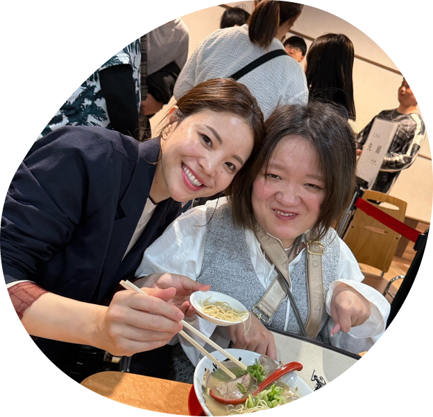 食事を囲むAVANT LIFEのメンバー