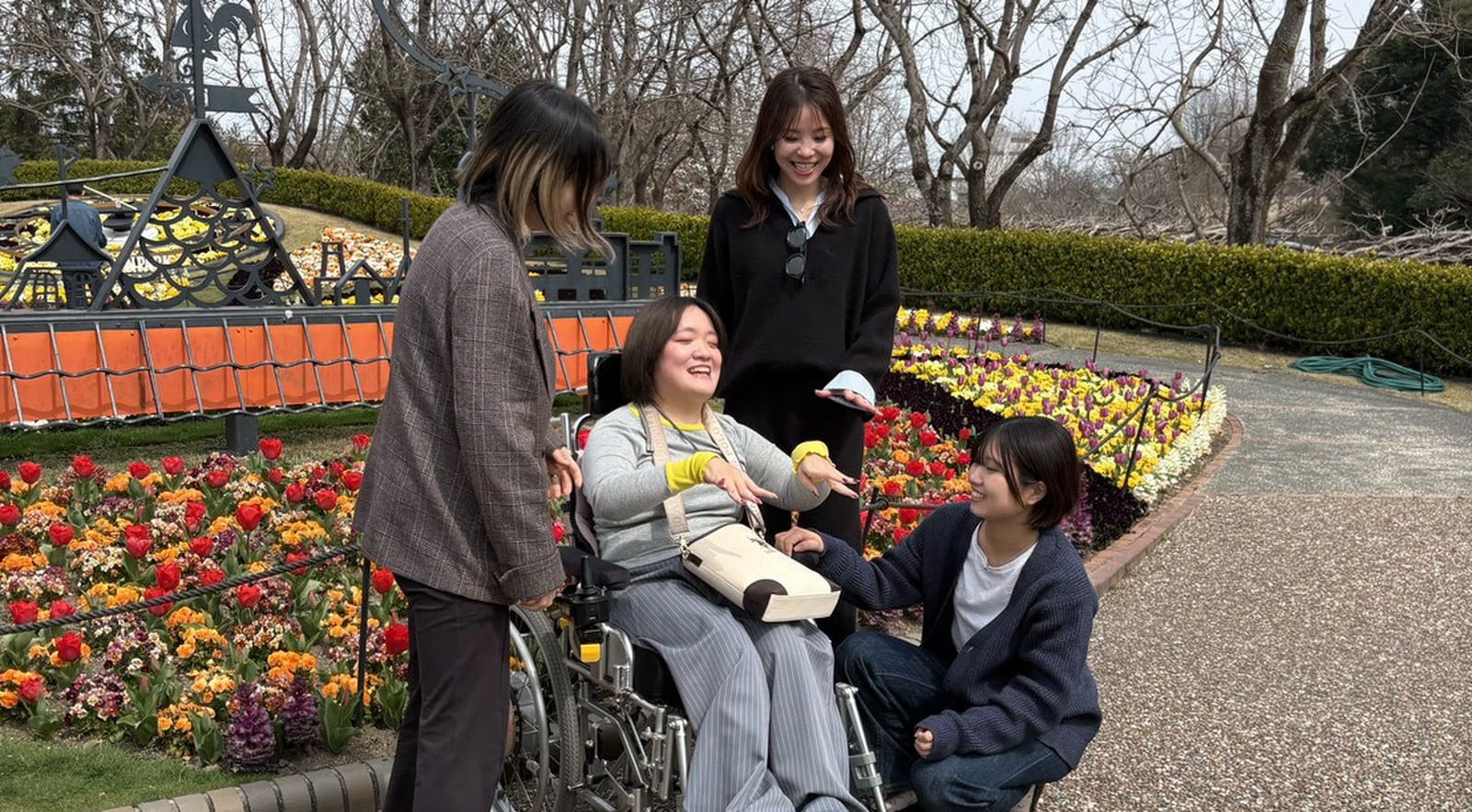 屋外の花壇の前で過ごすAVANT LIFEのメンバー